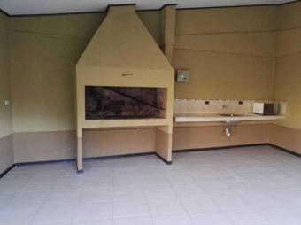 RS Vende Amplia Casa en Condominio en San Juan de Tibás Listing 19-341