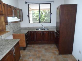 Increíble casa en venta para vivir con su familia en Escazú. Cg 19-742