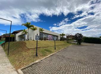 TERRAQUEA CON HABITACION EN PRIMERA PLANTA Hermosa Casa en Condominio Tierras del Este