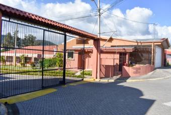 TERRAQUEA Casa de 3 Habitaciones en Condominio con excelente ubicación.