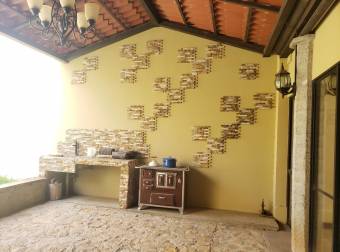 Venta de Casa en San Rafael de Escazú. 20-1056a