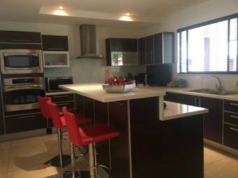 Venta de Casa en Escazú Centro. 21-830a 