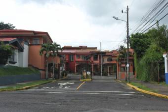 Venta de casa ubicada en San José, Montes de Oca, Condominio Flores de Bouganvillea