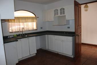 Venta de casa ubicada en San José, Montes de Oca, Condominio Flores de Bouganvillea