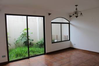 Venta de casa ubicada en San José, Montes de Oca, Condominio Flores de Bouganvillea