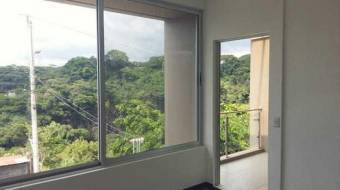 se alquila espacioso apartamento con patio en brasil de santa ana  21-868