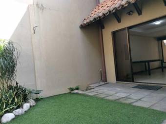 se alquila espaciosa casa con terraza y jardin en san pablo heredia 21-1021