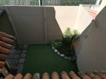 se alquila espaciosa casa con terraza y jardin en san pablo heredia 21-1021