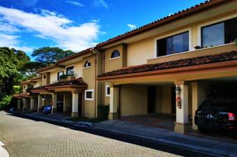 se vende espaciosa casa en la exclusiva zona de Lindora  21-816