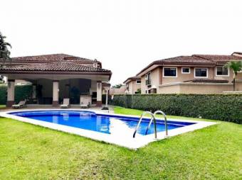 se vende espaciosa casa en la exclusiva zona de Lindora  21-816