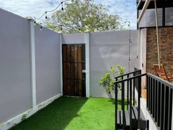 Se vende espaciosa casa moderna con jacuzzi en el patio en la guacima abajo 22-844