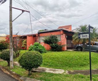 Large house to remodel in a residential located in San Antonio de Belén. Well adjudicated bank.