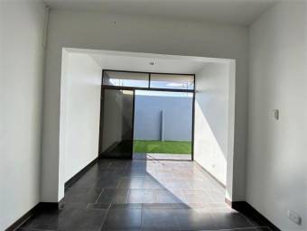 Se vende casa en Heredia, cercana al mall oxigeno