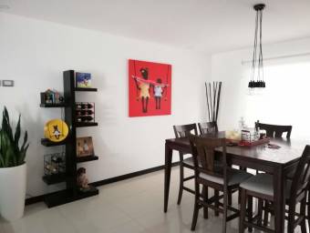 Se vende bella casa en Santa Ana, en lindo condominio 22-1616