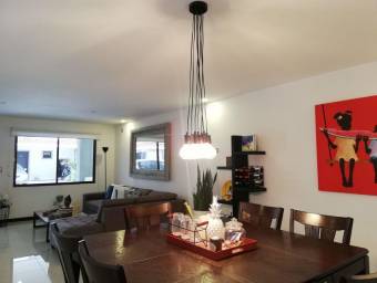 Se vende bella casa en Santa Ana, en lindo condominio 22-1616