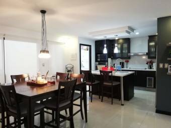 Se vende bella casa en Santa Ana, en lindo condominio 22-1616