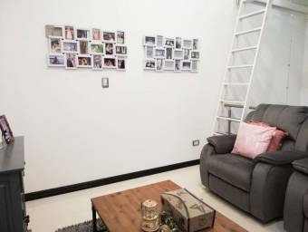 Se vende bella casa en Santa Ana, en lindo condominio 22-1616