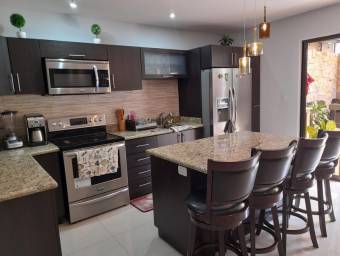 Se vende maravillosa casa en exclusivo condominio, en el Coyol, Alajuela.22-998