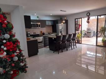 Se vende maravillosa casa en exclusivo condominio, en el Coyol, Alajuela.22-998