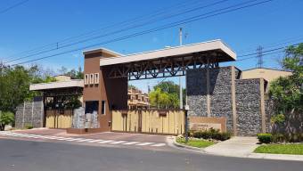 Se vende excelente casa, rodeada de zonas verdes en La Guacima, Alajuela 22-686