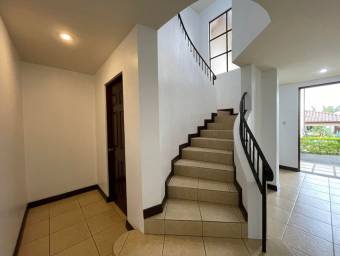 Se vende espectacular casa ubicada en Condominio de lujo.22-853