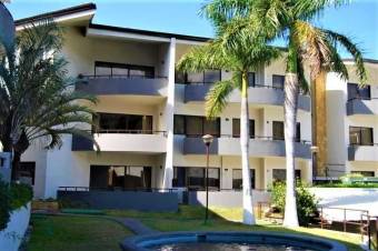 Se vende espectacular apartamento con dos balcones en Santa Ana 22-1537
