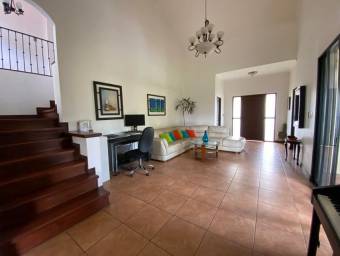 Se vende preciosa casa de 2 plantas estilo colonial en Santa Ana. 22-367