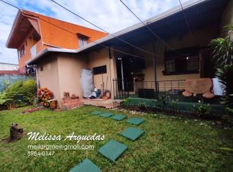 PRECIO REBAJADO - Se vende - Casa amplia y RENOVADA con hermosa terraza y jardín trasero - Pavas.