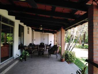 Casa en Venta en Santa Ana, San José. RAH 23-1465