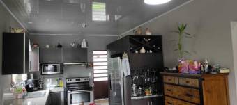 Preciosa casa familiar en Calle Standar de Guapiles, Venta   CG-23-163