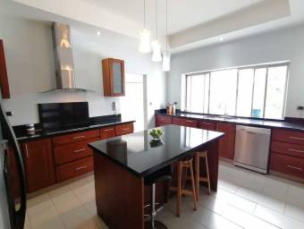 Casa en Venta en San Isidro, Heredia. RAH 23-1143