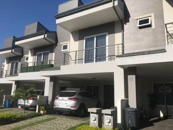 Casa en Venta en Escazú, San José. RAH 23-1640