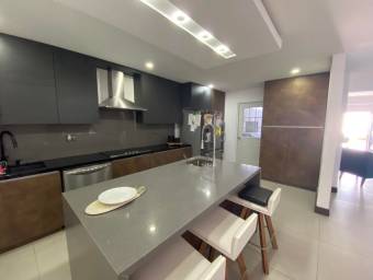 Casa en Venta en Escazú, San José. RAH 23-1640