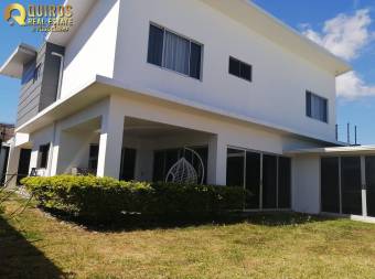 Casa Contemporánea De 4 Habitaciones Y 3.5 Baños