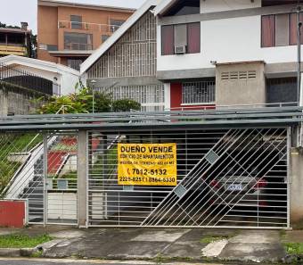 Casa con tres apartamentos y amplia propiedad 