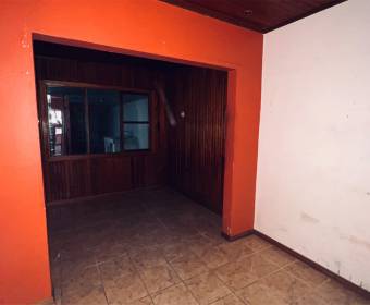 Casa a la venta en Alajuela, urbanización la Trinidad. Bien adjudicado bancario.