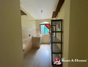 Se alquila espaciosa casa con patio en Guácima de Alajuela 24-630