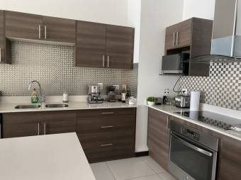 Se alquila acogedor apartamento con balcón en condominio de Santa Ana de San José 23-1785