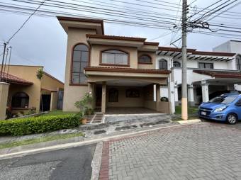 Se alquila espaciosa casa amueblada con terraza en San Francisco de Heredia 24-547