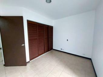 Se alquila espacioso apartamento frente a hospital metropolitano en Pozos de Santa Ana 24-849