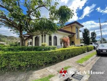 Se alquila casa con patio y terraza en condominio de Guácima de Alajuela 24-630 