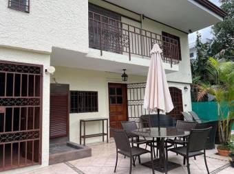 Se alquila espaciosa y moderna casa amoblada en condominio de San Rafael de Escazú 24-978