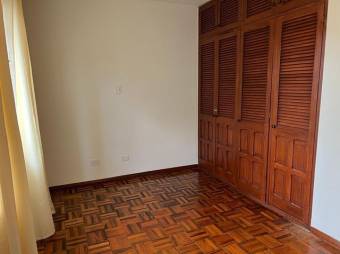 Se alquila espaciosa y moderna casa amoblada en condominio de San Rafael de Escazú 24-978