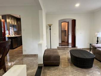 Se alquila espaciosa y moderna casa amoblada en condominio de San Rafael de Escazú 24-978