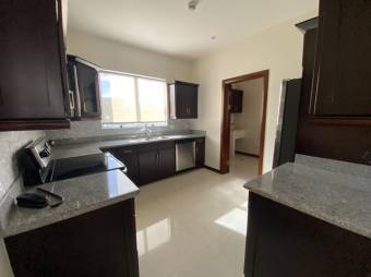 Se alquila moderno y amplio apartamento amoblado en San Rafael de Escazú 24-902