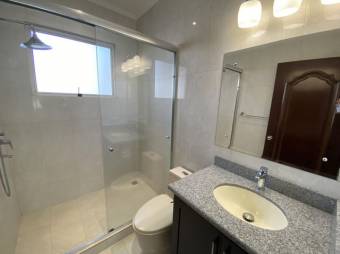 Se alquila moderno y amplio apartamento amoblado en San Rafael de Escazú 24-902