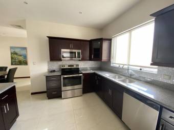 Se alquila moderno y amplio apartamento amoblado en San Rafael de Escazú 24-902