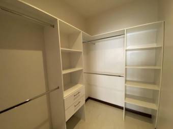 Se alquila moderno y amplio apartamento amoblado en San Rafael de Escazú 24-902