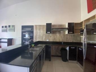 Se alquila espacioso apartamento amoblado en condominio de Santa Ana 24-987 