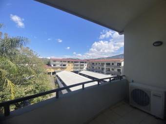 Se alquila espacioso apartamento amoblado en condominio de Santa Ana 24-987 